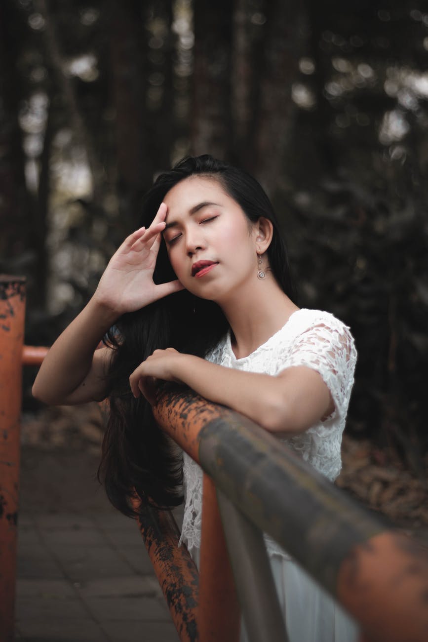 Woman with headache following a concussion